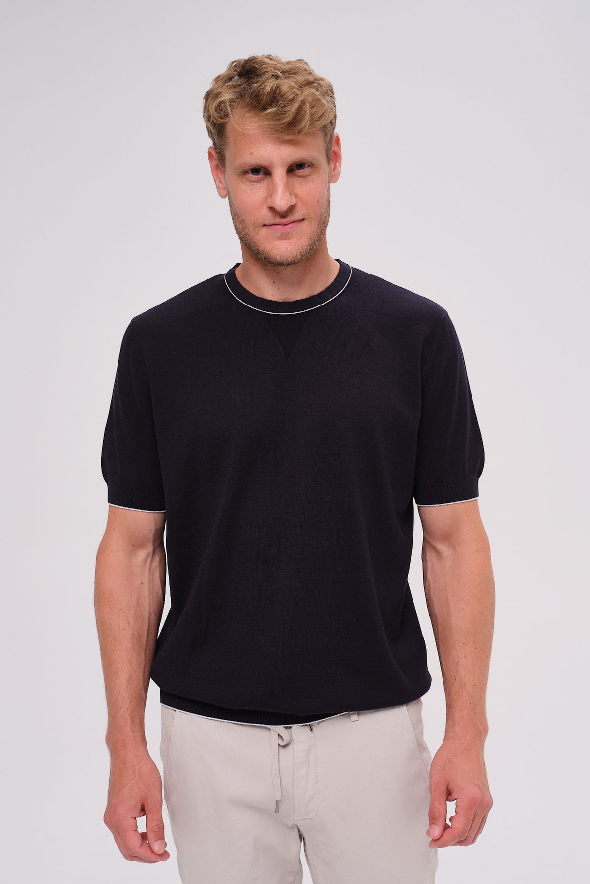 ΑΝΔΡΙΚΟ ΝΗΜΑΤΙΝΟ T-SHIRT ΣΕ ΜΠΛΕ ΧΡΩΜΑ ΜΕ ΛΕΠΤΟΜΕΡΕΙΕΣ