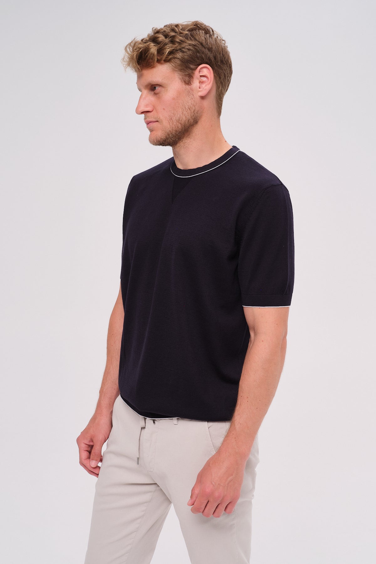 ΑΝΔΡΙΚΟ ΝΗΜΑΤΙΝΟ T-SHIRT ΣΕ ΜΠΛΕ ΧΡΩΜΑ ΜΕ ΛΕΠΤΟΜΕΡΕΙΕΣ
