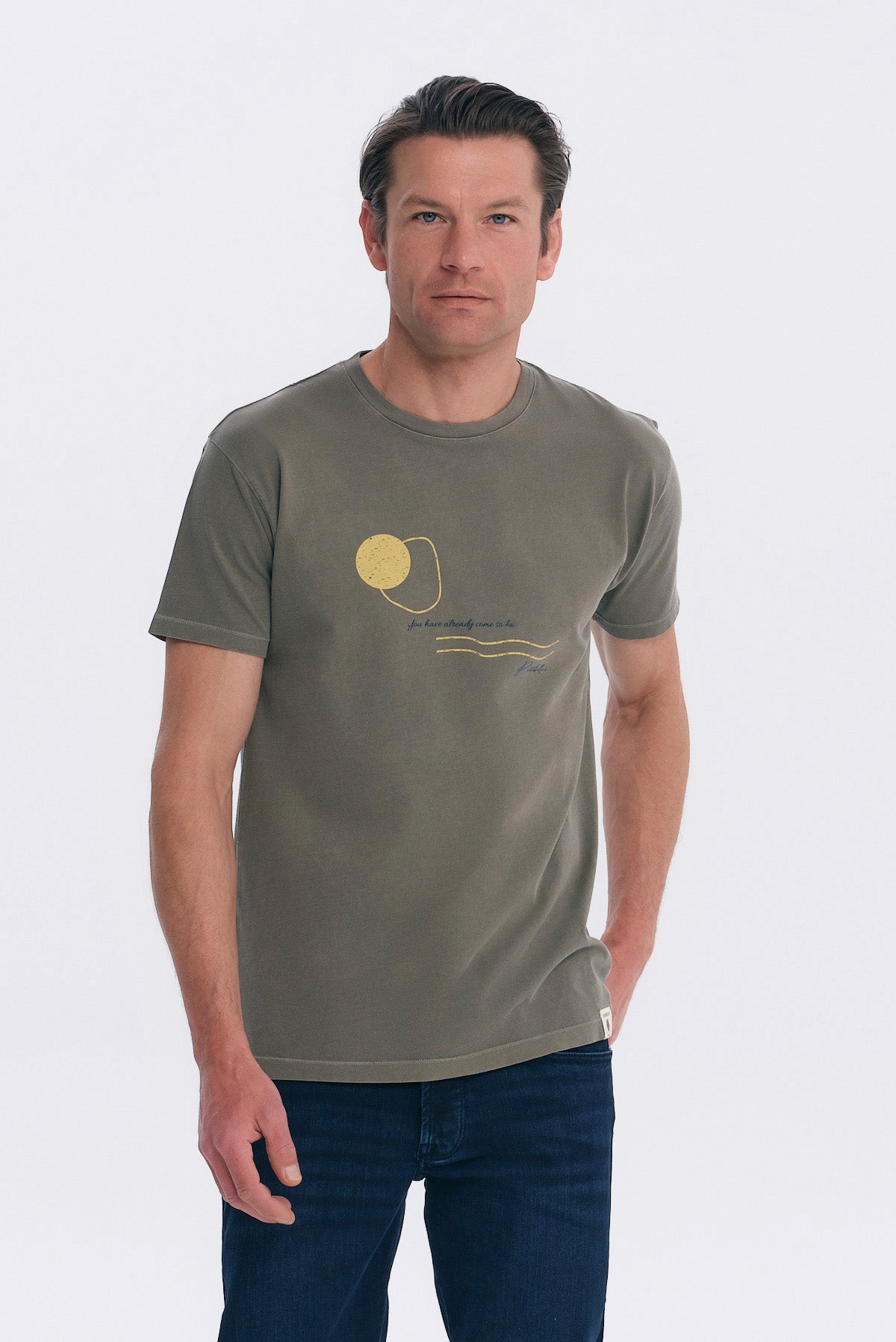 ΑΝΔΡΙΚΟ ΧΑΚΙ ΚΟΝΤΟΜΑΝΙΚΟ T-SHIRT ΜΕ ΣΤΑΜΠΑ ΣΤΟ ΣΤΗΘΟΣ PORTOBELLO'S