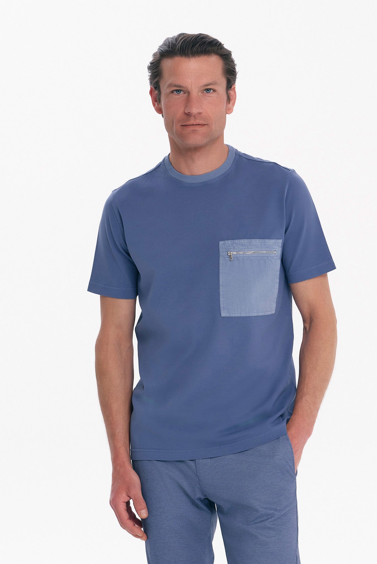 ΑΝΔΡΙΚΟ ΜΠΛΕ ΡΑΦ T-SHIRT ΚΟΝΤΟΜΑΝΙΚΟ ΜΕ ΤΣΕΠΗ ΣΤΟ ΣΤΗΘΟΣ