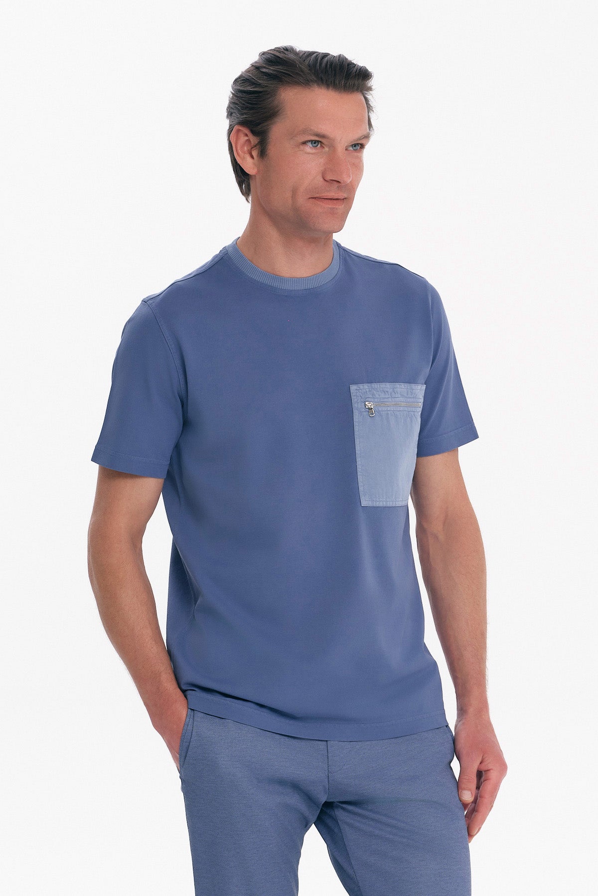 ΑΝΔΡΙΚΟ ΜΠΛΕ ΡΑΦ T-SHIRT ΚΟΝΤΟΜΑΝΙΚΟ ΜΕ ΤΣΕΠΗ ΣΤΟ ΣΤΗΘΟΣ