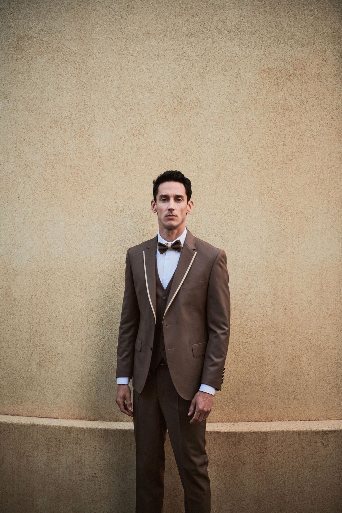 ΑΝΔΡΙΚΟ THREE-PIECE TUXEDO ΣΕ ΑΝΟΙΧΤΟ ΚΑΦΕ ΧΡΩΜΑ ΜΕ ΣΑΤΕΝ ΛΕΠΤΟΜΕΡΕΙΕΣ
