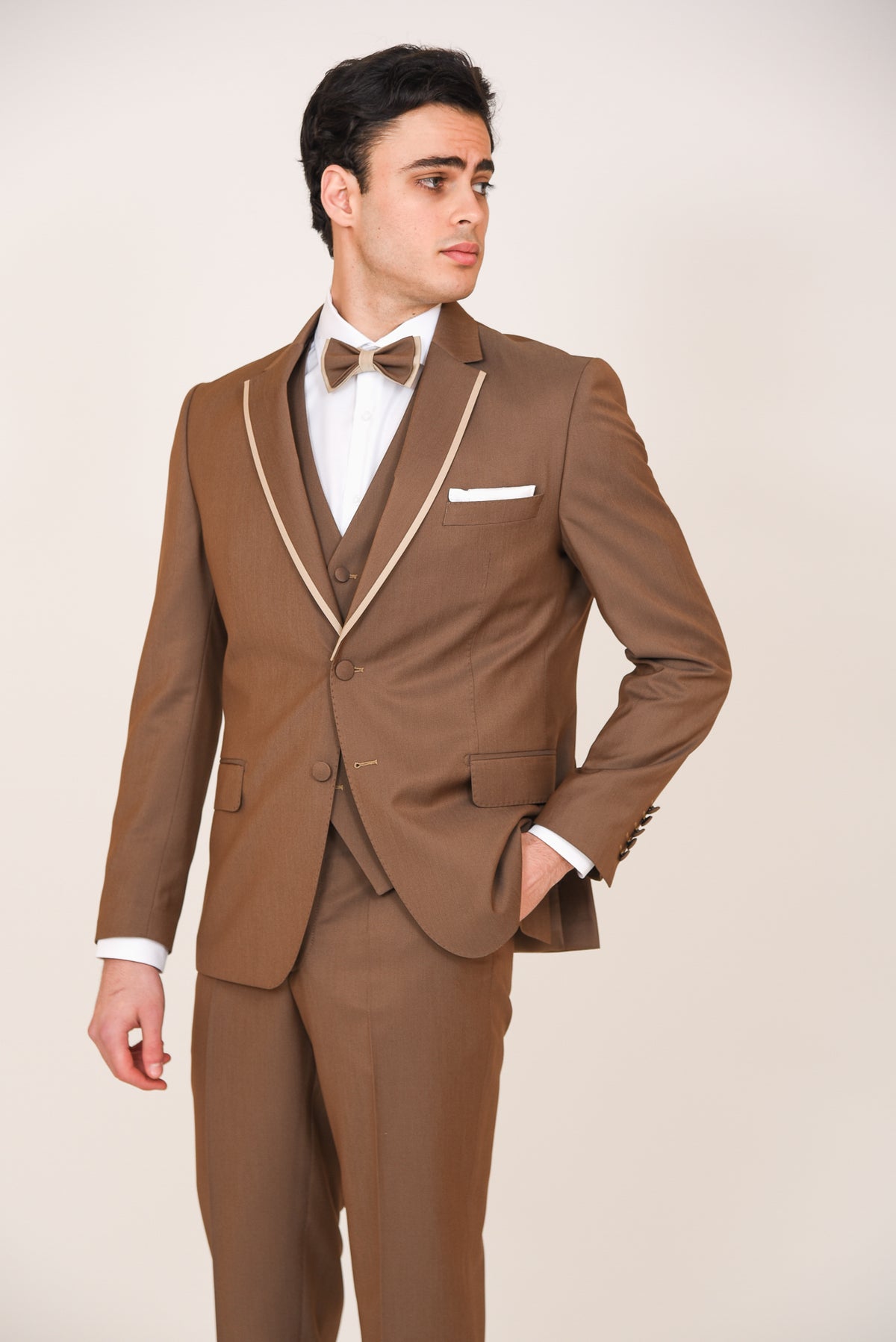 ΑΝΔΡΙΚΟ THREE-PIECE TUXEDO ΣΕ ΑΝΟΙΧΤΟ ΚΑΦΕ ΧΡΩΜΑ ΜΕ ΣΑΤΕΝ ΛΕΠΤΟΜΕΡΕΙΕΣ
