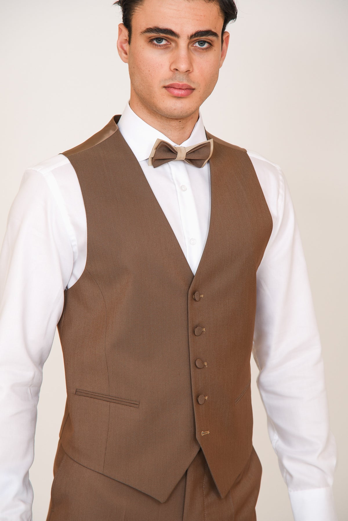 ΑΝΔΡΙΚΟ THREE-PIECE TUXEDO ΣΕ ΑΝΟΙΧΤΟ ΚΑΦΕ ΧΡΩΜΑ ΜΕ ΣΑΤΕΝ ΛΕΠΤΟΜΕΡΕΙΕΣ