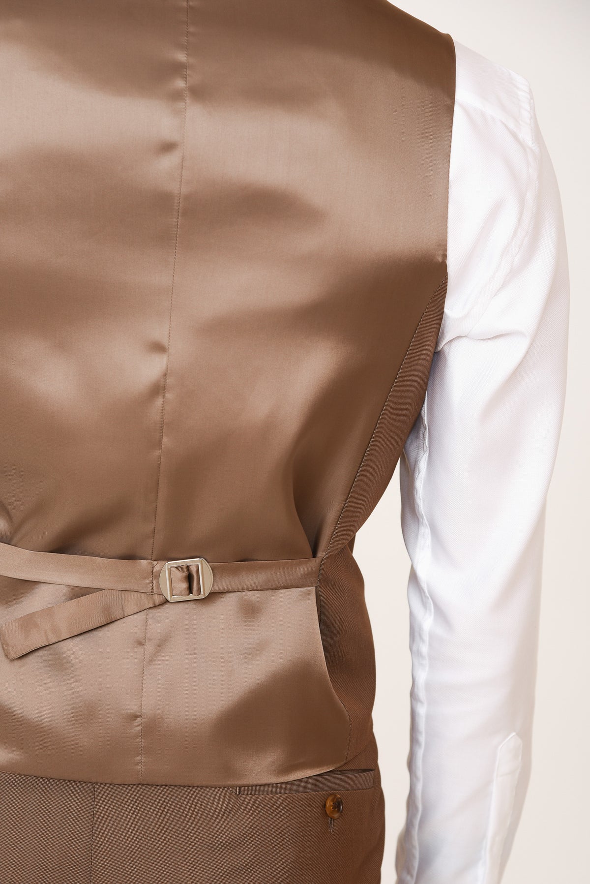 ΑΝΔΡΙΚΟ THREE-PIECE TUXEDO ΣΕ ΑΝΟΙΧΤΟ ΚΑΦΕ ΧΡΩΜΑ ΜΕ ΣΑΤΕΝ ΛΕΠΤΟΜΕΡΕΙΕΣ