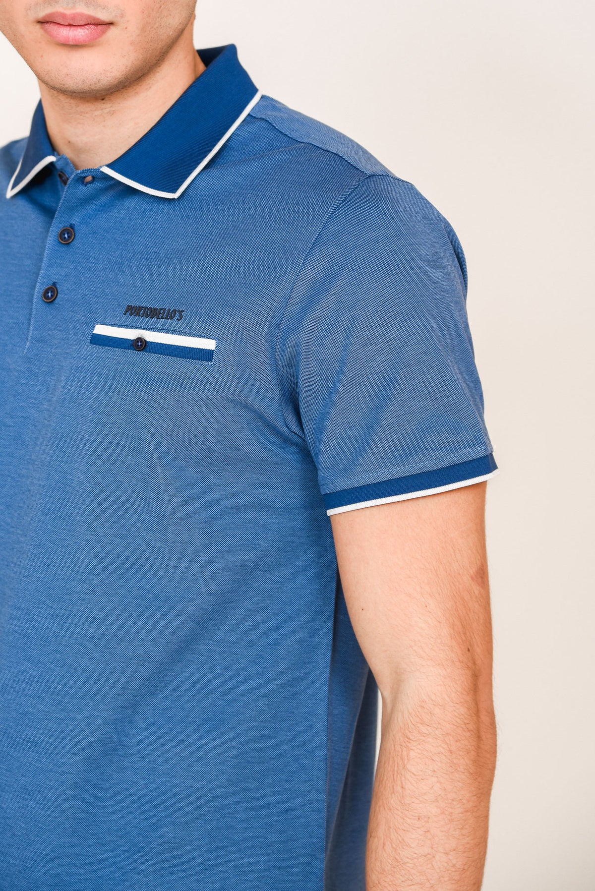 ΑΝΔΡΙΚΟ POLO PORTOBELLO'S INDIGO ΜΕ ΛΕΥΚΕΣ ΛΕΠΤΟΜΕΡΕΙΕΣ ΣΤΟ ΓΙΑΚΑ ΤΑ ΜΑΝΙΚΙΑ ΚΑΙ ΤΗΝ ΕΣΩΤΕΡΙΚΗ ΤΣΕΠΗ