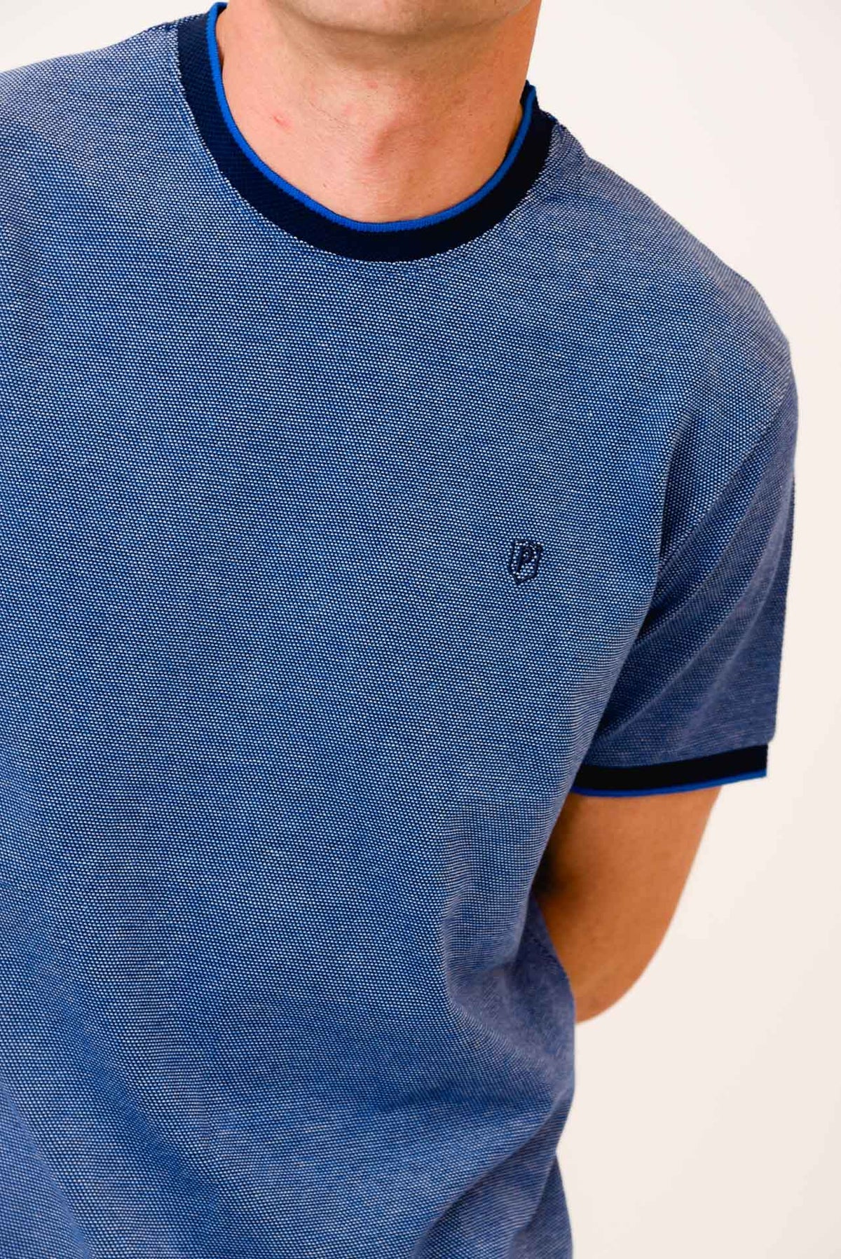 ΑΝΔΡΙΚΟ T-SHIRT PORTOBELLO'S ΜΠΛΕ ΤΖΙΝ ΜΕ ΛΕΠΤΟΜΕΡΕΙΕΣ ΜΠΛΕ ΣΤΟ ΓΙΑΚΑ ΚΑΙ ΤΑ ΜΑΝΙΚΙΑ