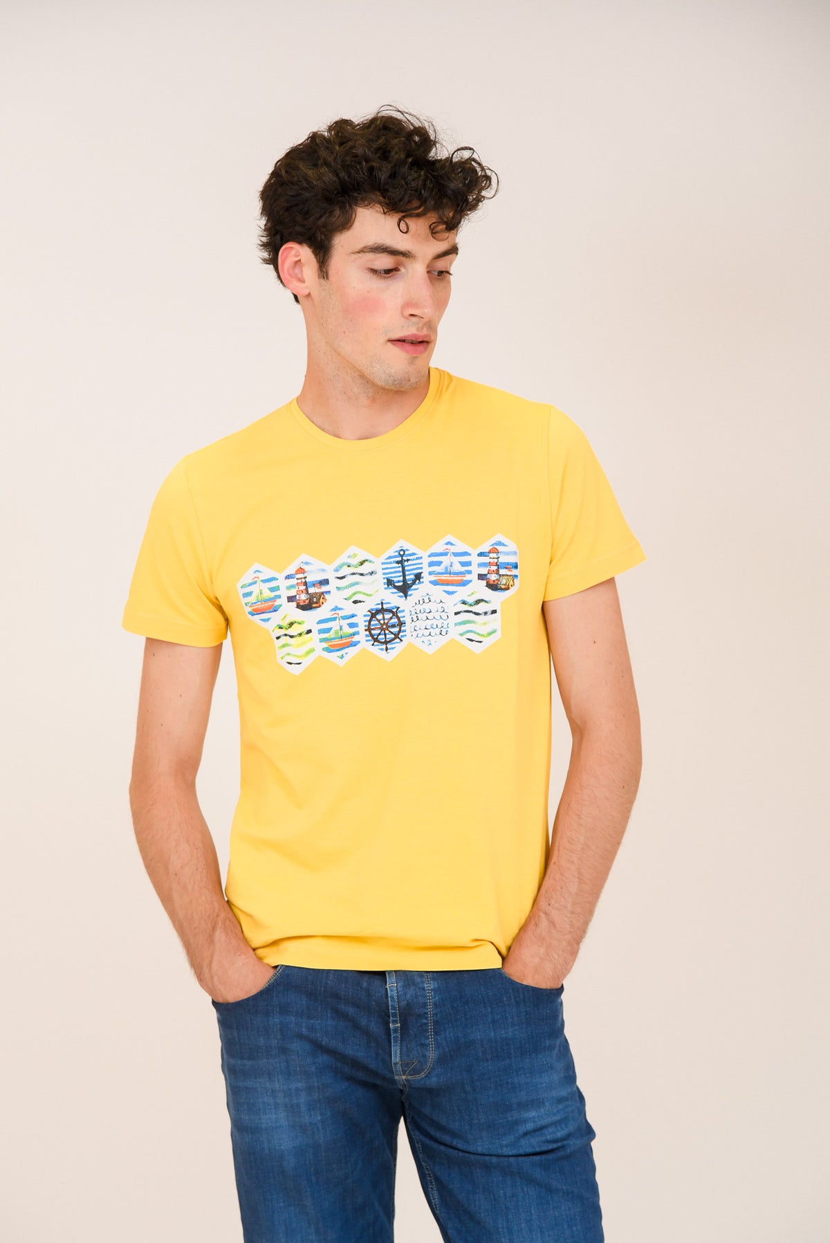 ΑΝΔΡΙΚΟ T-SHIRT PORTOBELLO'S ΚΙΤΡΙΝΟ ΜΕ ΣΤΑΜΠΑ ΜΕ ΝΑΥΤΙΚΑ ΣΧΕΔΙΑ