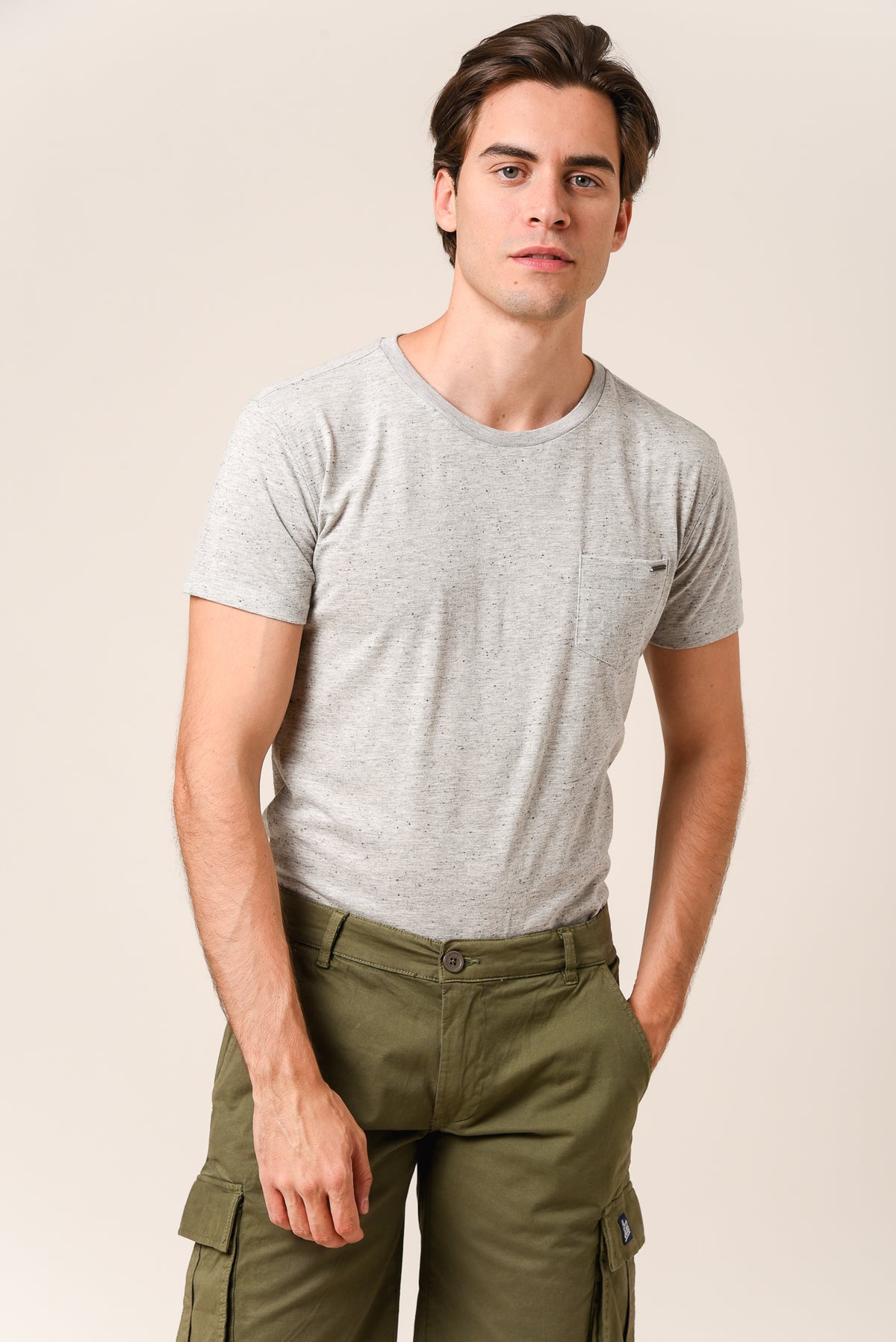 ΑΝΔΡΙΚΟ T-SHIRT ΓΚΡΙ ΑΝΟΙΧΤΟ ΜΕ ΜΙΚΡΟΣΧΕΔΙΟ ΣΤΗΝ ΥΦΑΝΣΗ