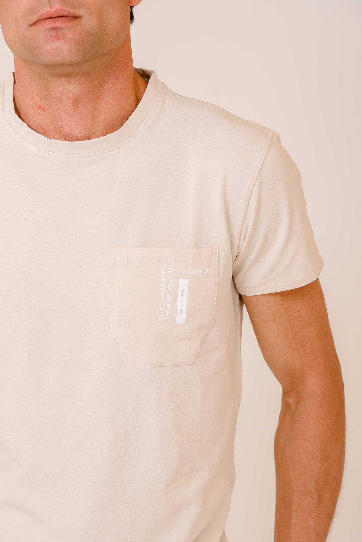ΑΝΔΡΙΚΟ T-SHIRT PORTOBELLO'S ΓΚΡΙ ΜΠΕΖ ΜΕ ΣΤΑΜΠΑ ΣΤΗΝ ΤΣΕΠΗ ΣΤΟ ΣΤΗΘΟΣ