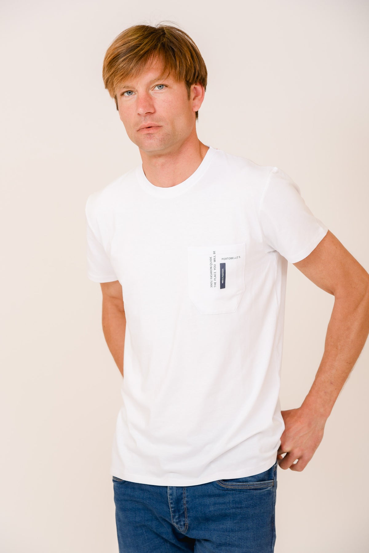 ΑΝΔΡΙΚΟ T-SHIRT PORTOBELLO'S ΛΕΥΚΟ ΜΕ ΣΤΑΜΠΑ ΣΤΗΝ ΤΣΕΠΗ ΣΤΟ ΣΤΗΘΟΣ