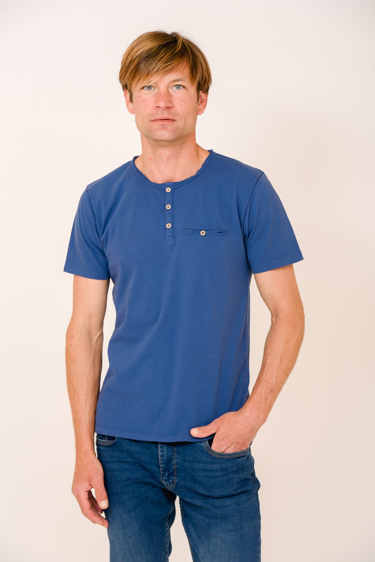 ΑΝΔΡΙΚΟ T-SHIRT ΜΠΛΕ ΑΝΟΙΧΤΟ HENLEY ΜΕ ΚΟΥΜΠΑΚΙΑ ΣΤΟ ΛΑΙΜΟ ΚΑΙ ΕΣΩΤΕΡΙΚΗ ΤΣΕΠΗ ΣΤΟ ΣΤΗΘΟΣ ΜΕ ΚΟΥΜΠΙ
