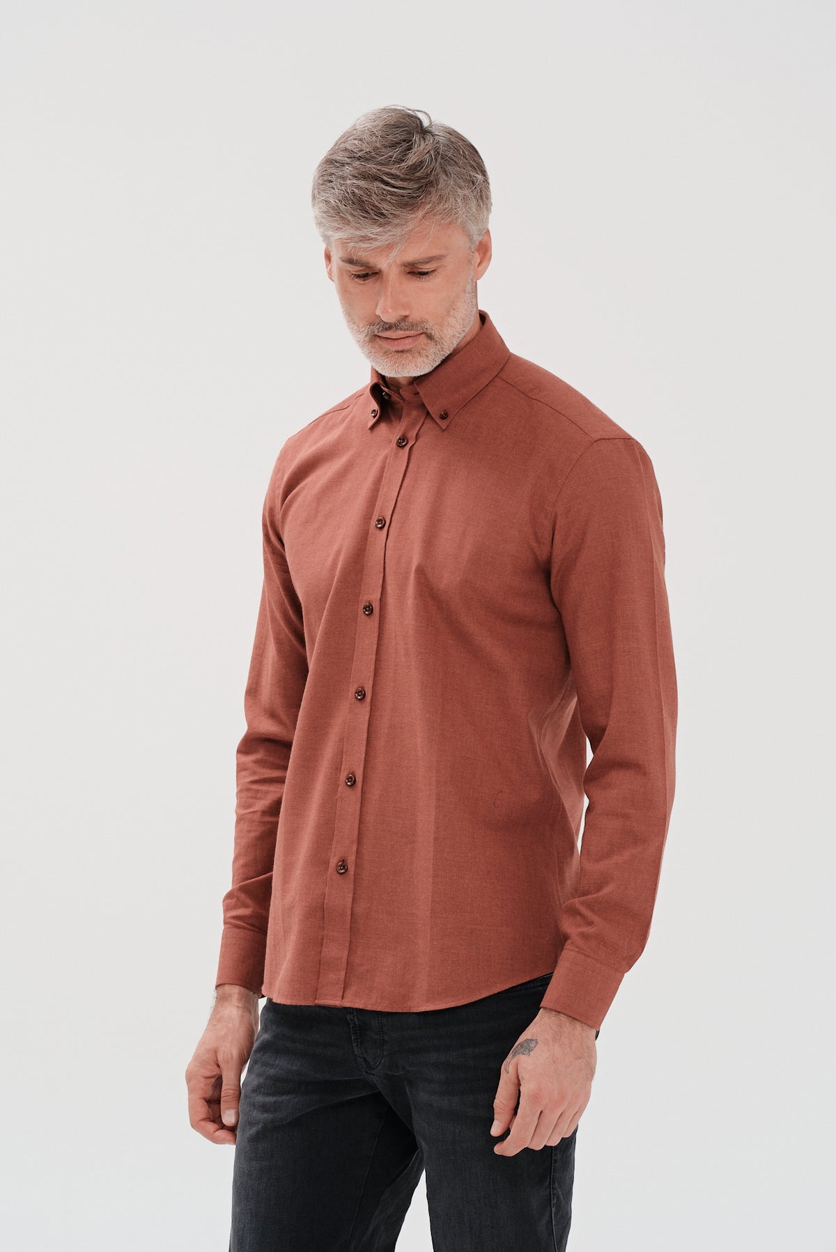 ΑΝΔΡΙΚΟ ΚΕΡΑΜΙΔΙ ΠΟΥΚΑΜΙΣΟ PORTOBELLO'S ΜΕ BUTTON DOWN ΓΙΑΚΑ ΚΑΙ ΛΕΠΤΟΜΕΡΕΙΑ ΣΤΗΝ ΠΑΤΙΛΕΤΑ