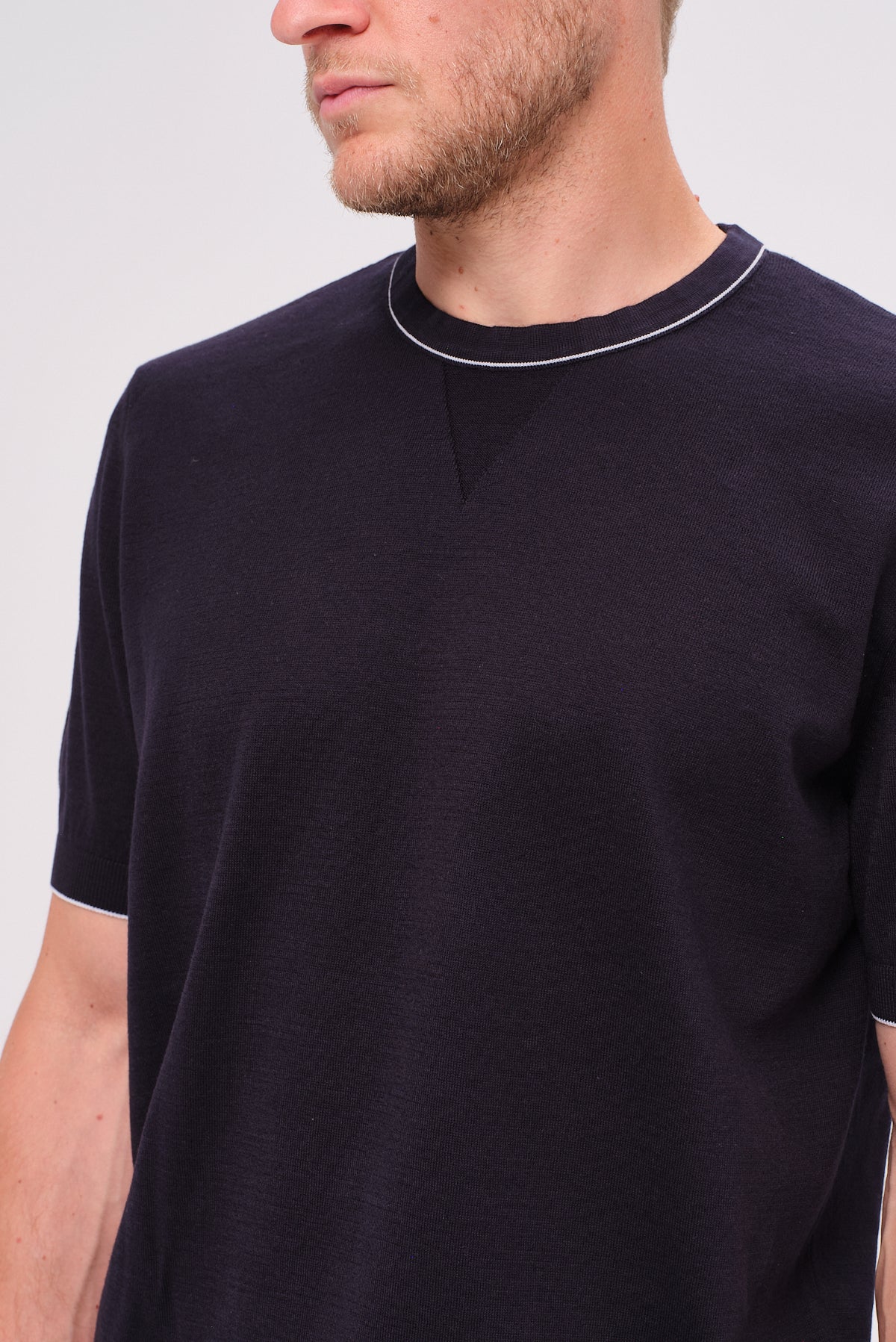 ΑΝΔΡΙΚΟ ΝΗΜΑΤΙΝΟ T-SHIRT ΣΕ ΜΠΛΕ ΧΡΩΜΑ ΜΕ ΛΕΠΤΟΜΕΡΕΙΕΣ