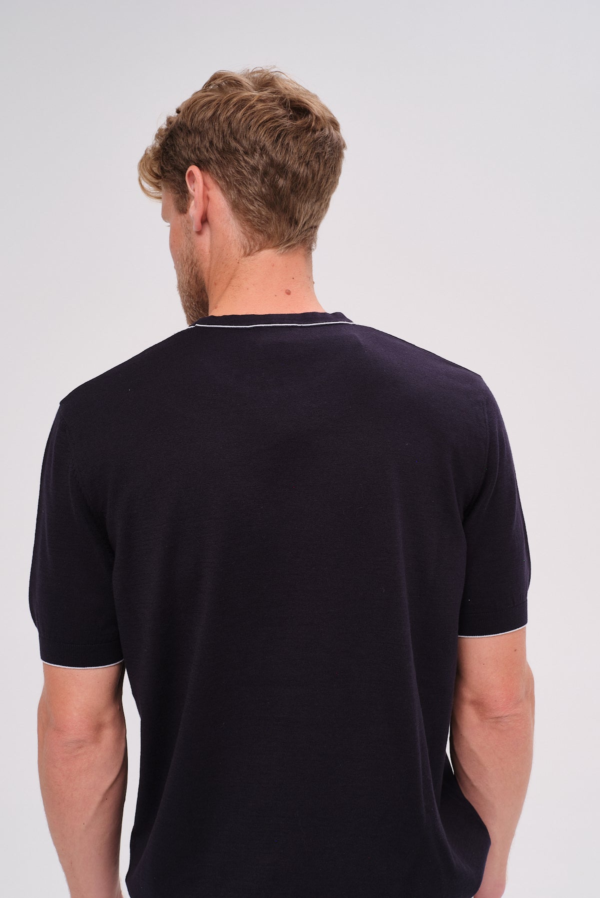 ΑΝΔΡΙΚΟ ΝΗΜΑΤΙΝΟ T-SHIRT ΣΕ ΜΠΛΕ ΧΡΩΜΑ ΜΕ ΛΕΠΤΟΜΕΡΕΙΕΣ