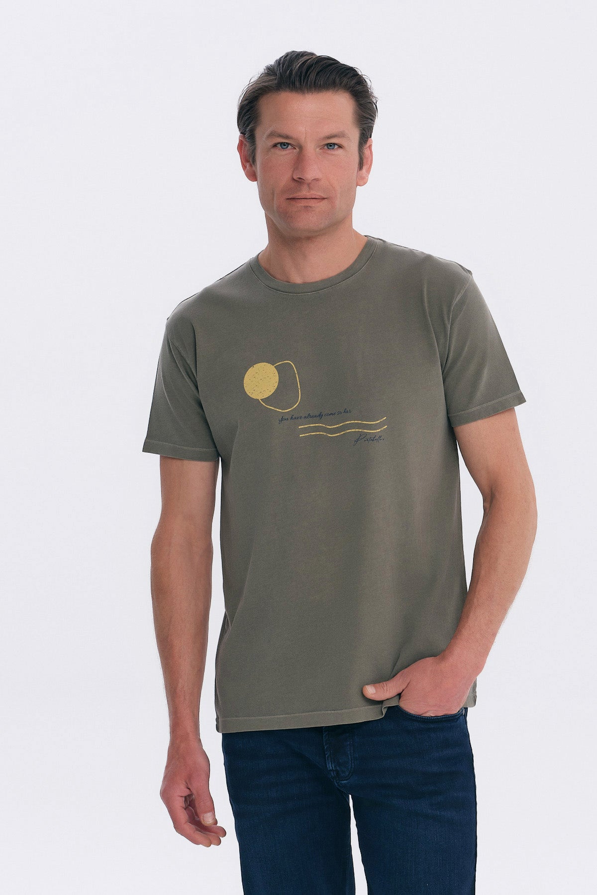 ΑΝΔΡΙΚΟ ΧΑΚΙ ΚΟΝΤΟΜΑΝΙΚΟ T-SHIRT ΜΕ ΣΤΑΜΠΑ ΣΤΟ ΣΤΗΘΟΣ PORTOBELLO'S