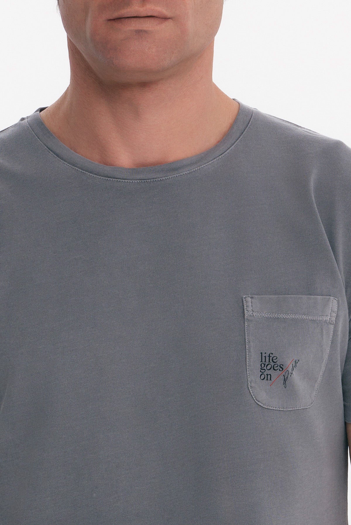 ΑΝΔΡΙΚΟ ΓΚΡΙ ΜΕΣΑΙΟ ΚΟΝΤΟΜΑΝΙΚΟ T-SHIRT PORTOBELLO'S ΜΕ ΤΣΕΠΗ ΣΤΟ ΣΤΗΘΟΣ
