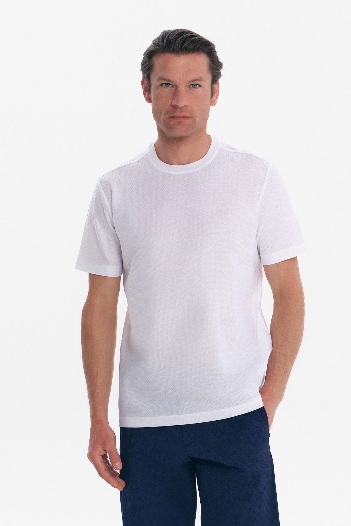 ΑΝΔΡΙΚΟ ΛΕΥΚΟ ΚΟΝΤΟΜΑΝΙΚΟ T-SHIRT ΜΕ ΟΡΑΤΗ ΥΦΑΝΣΗ