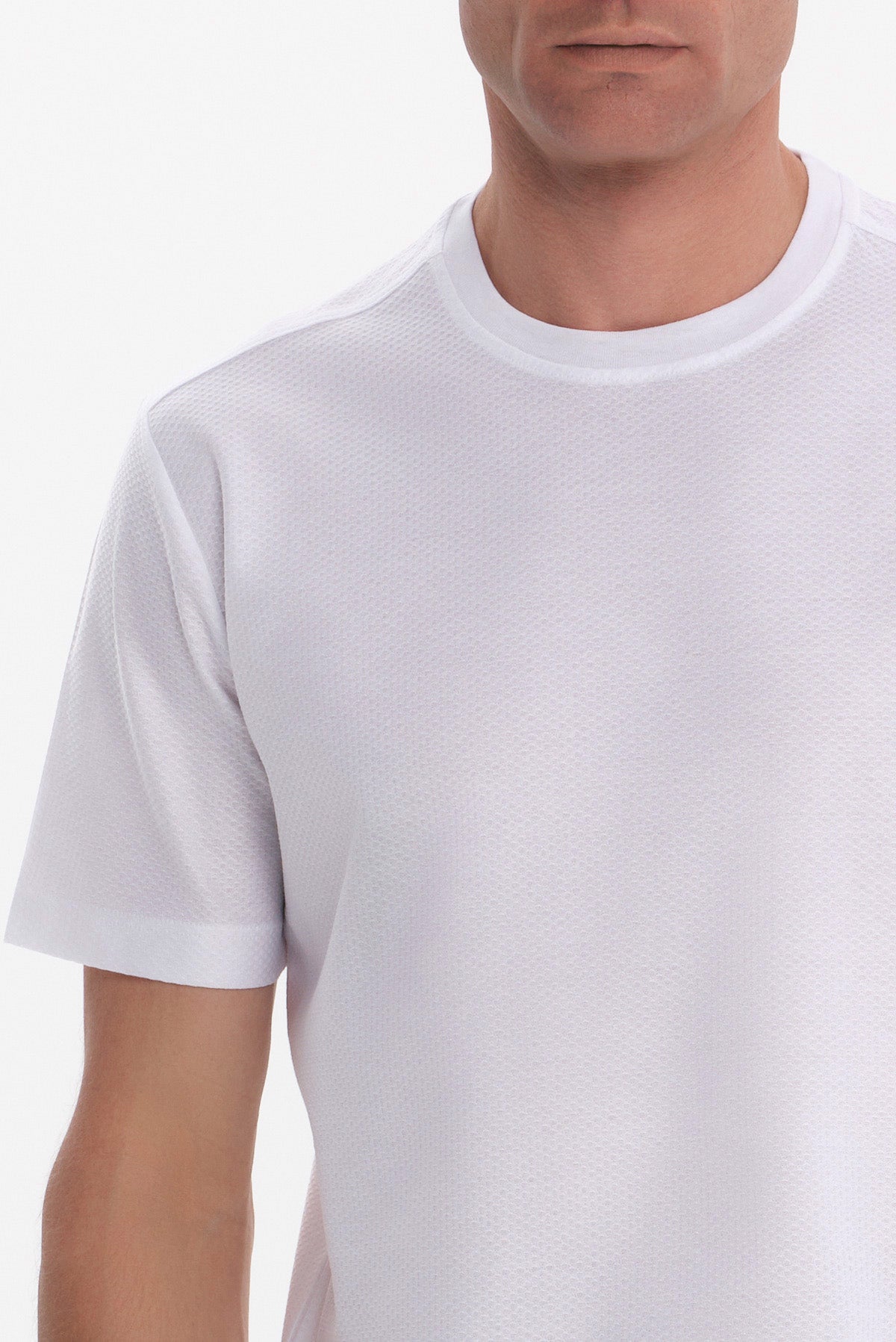 ΑΝΔΡΙΚΟ ΛΕΥΚΟ ΚΟΝΤΟΜΑΝΙΚΟ T-SHIRT ΜΕ ΟΡΑΤΗ ΥΦΑΝΣΗ