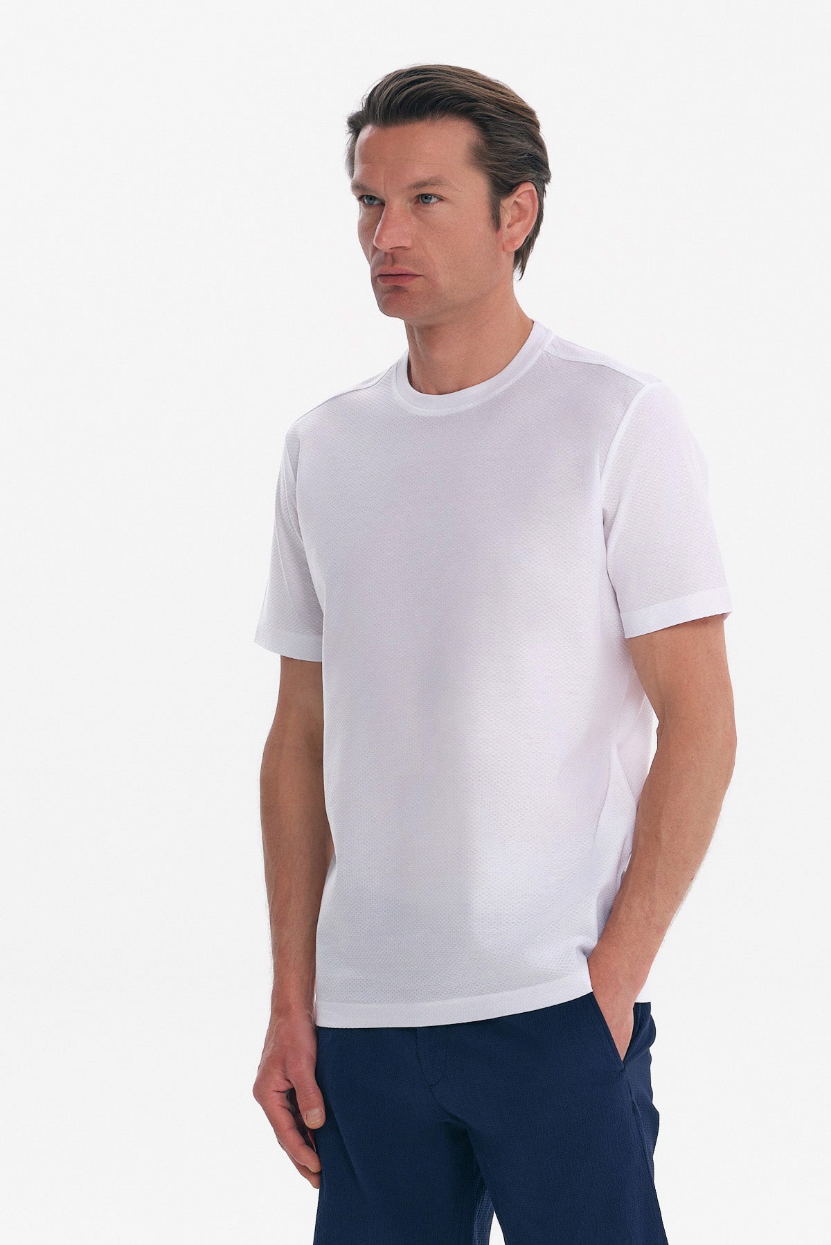 ΑΝΔΡΙΚΟ ΛΕΥΚΟ ΚΟΝΤΟΜΑΝΙΚΟ T-SHIRT ΜΕ ΟΡΑΤΗ ΥΦΑΝΣΗ