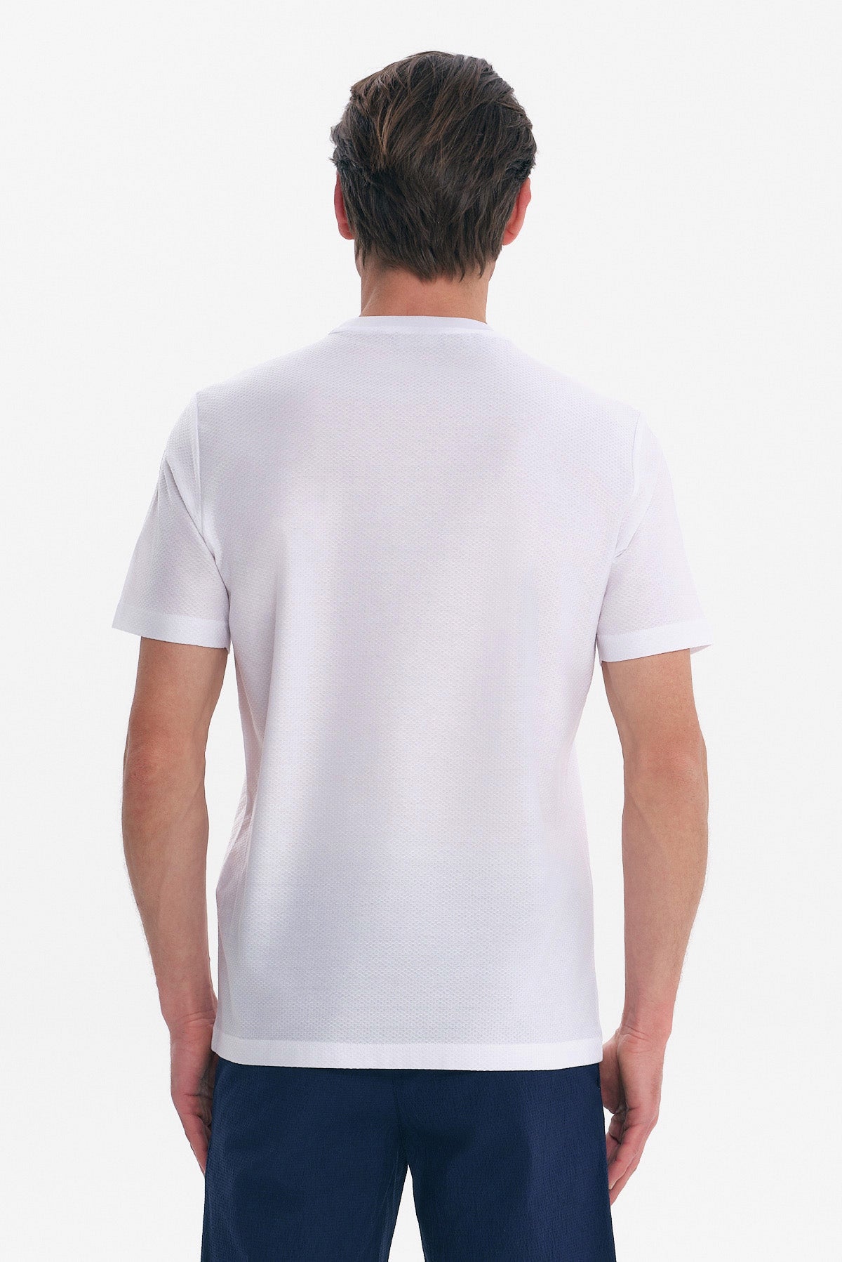 ΑΝΔΡΙΚΟ ΛΕΥΚΟ ΚΟΝΤΟΜΑΝΙΚΟ T-SHIRT ΜΕ ΟΡΑΤΗ ΥΦΑΝΣΗ