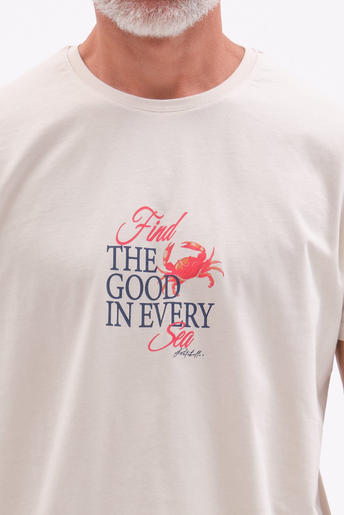 ΑΝΔΡΙΚΟ ΜΠΕΖ ΣΚΟΥΡΟ ΚΟΝΤΟΜΑΝΙΚΟ T-SHIRT PORTOBELLO'S ME ΣΤΑΜΠΑ FIND THE GOOD IN EVERY SEA