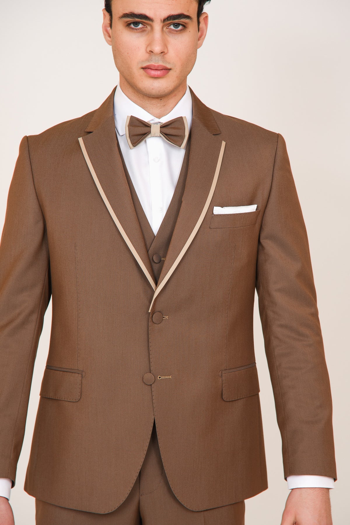 ΑΝΔΡΙΚΟ THREE-PIECE TUXEDO ΣΕ ΑΝΟΙΧΤΟ ΚΑΦΕ ΧΡΩΜΑ ΜΕ ΣΑΤΕΝ ΛΕΠΤΟΜΕΡΕΙΕΣ