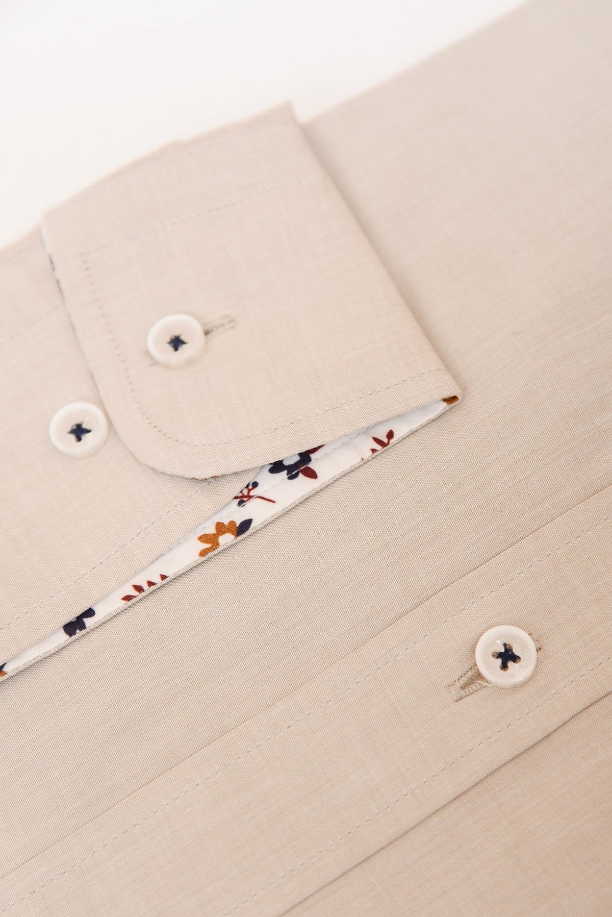 ΑΝΔΡΙΚΟ ΠΟΥΚΑΜΙΣΟ ΜΕ BUTTON DOWN ΓΙΑΚΑ PORTOBELLO'S ΜΠΕΖ ΣΚΟΥΡΟ ΜΕ FLORAL ΣΧΕΔΙΟ ΣΤΟ ΓΙΑΚΑ ΚΑΙ ΣΤΗΝ ΜΑΝΣΕΤΑ