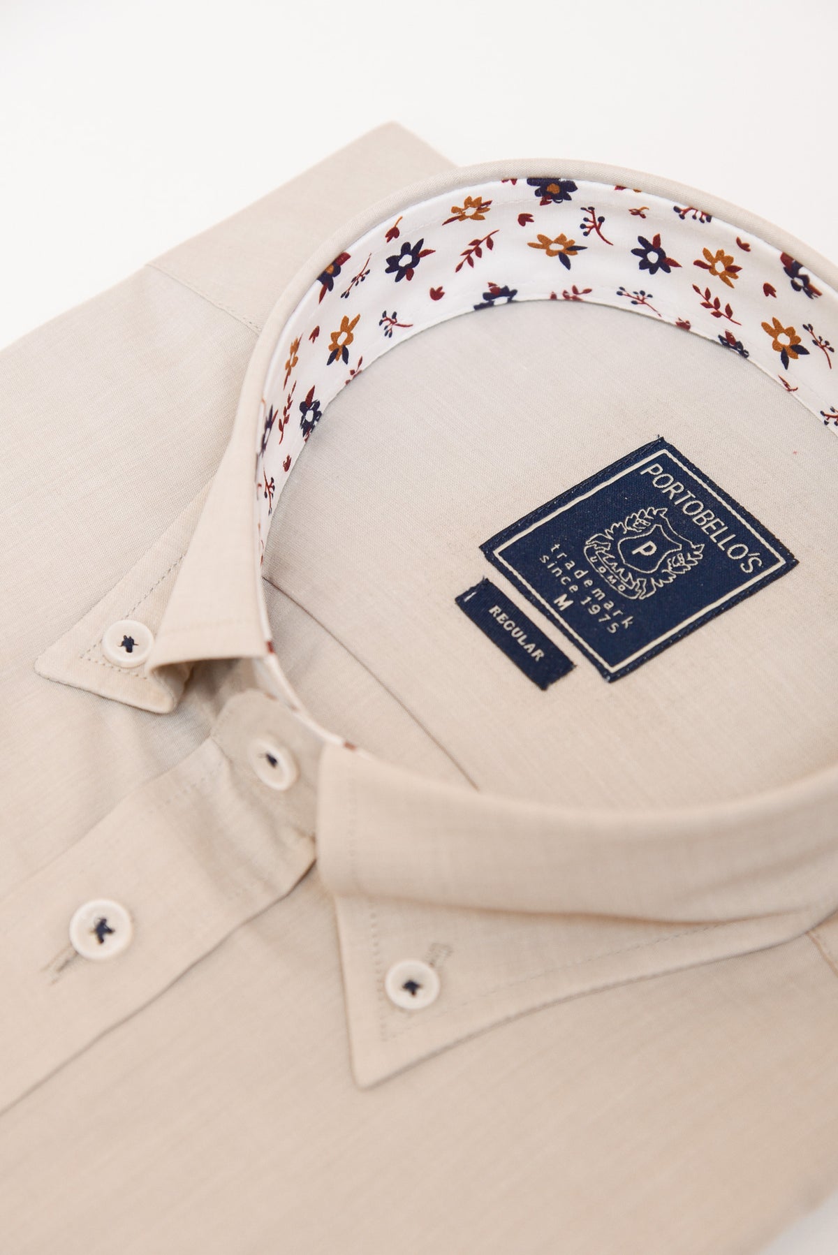 ΑΝΔΡΙΚΟ ΠΟΥΚΑΜΙΣΟ ΜΕ BUTTON DOWN ΓΙΑΚΑ PORTOBELLO'S ΜΠΕΖ ΣΚΟΥΡΟ ΜΕ FLORAL ΣΧΕΔΙΟ ΣΤΟ ΓΙΑΚΑ ΚΑΙ ΣΤΗΝ ΜΑΝΣΕΤΑ