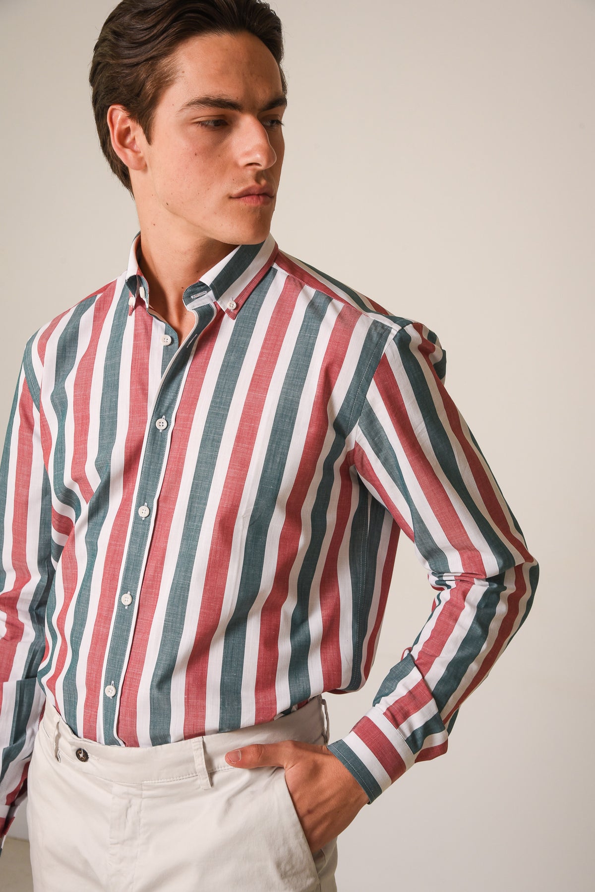 ΑΝΔΡΙΚΟ ΠΟΥΚΑΜΙΣΟ ΜΕ BUTTON DOWN ΓΙΑΚΑ PORTOBELLO'S ΜΕ ΠΡΑΣΙΝΕΣ ΜΠΟΡΝΤΟ ΚΑΙ ΛΕΥΚΕΣ ΡΙΓΕΣ