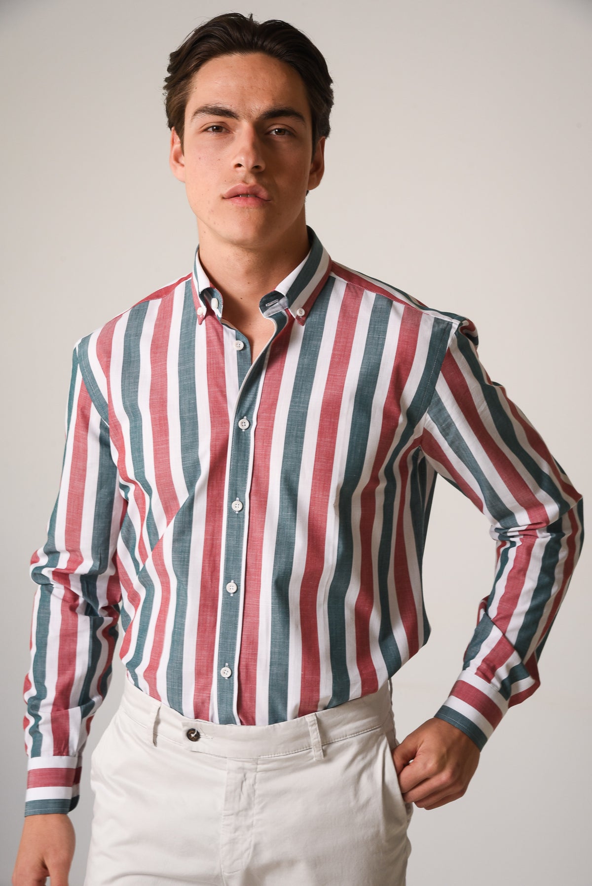 ΑΝΔΡΙΚΟ ΠΟΥΚΑΜΙΣΟ ΜΕ BUTTON DOWN ΓΙΑΚΑ PORTOBELLO'S ΜΕ ΠΡΑΣΙΝΕΣ ΜΠΟΡΝΤΟ ΚΑΙ ΛΕΥΚΕΣ ΡΙΓΕΣ