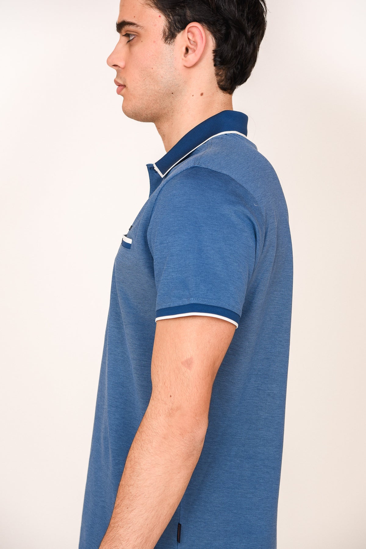ΑΝΔΡΙΚΟ POLO PORTOBELLO'S INDIGO ΜΕ ΛΕΥΚΕΣ ΛΕΠΤΟΜΕΡΕΙΕΣ ΣΤΟ ΓΙΑΚΑ ΤΑ ΜΑΝΙΚΙΑ ΚΑΙ ΤΗΝ ΕΣΩΤΕΡΙΚΗ ΤΣΕΠΗ
