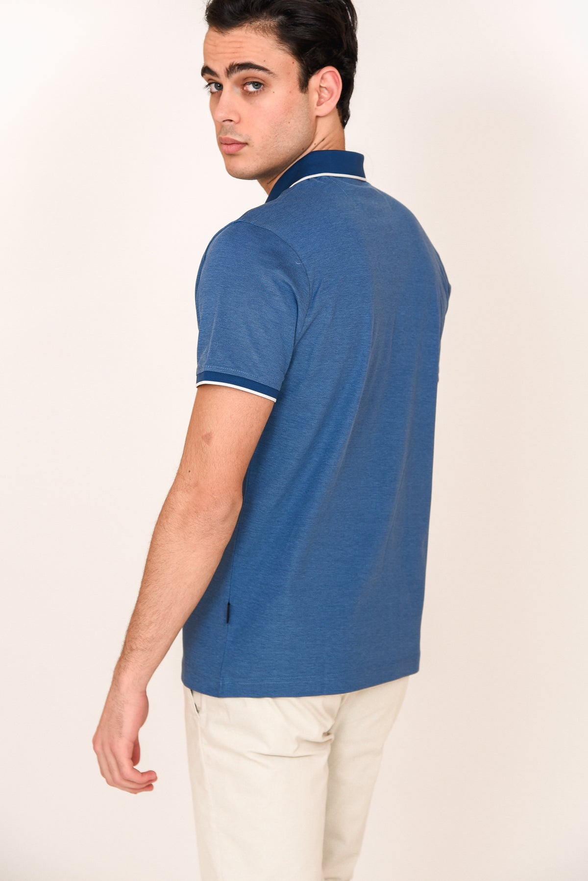 ΑΝΔΡΙΚΟ POLO PORTOBELLO'S INDIGO ΜΕ ΛΕΥΚΕΣ ΛΕΠΤΟΜΕΡΕΙΕΣ ΣΤΟ ΓΙΑΚΑ ΤΑ ΜΑΝΙΚΙΑ ΚΑΙ ΤΗΝ ΕΣΩΤΕΡΙΚΗ ΤΣΕΠΗ