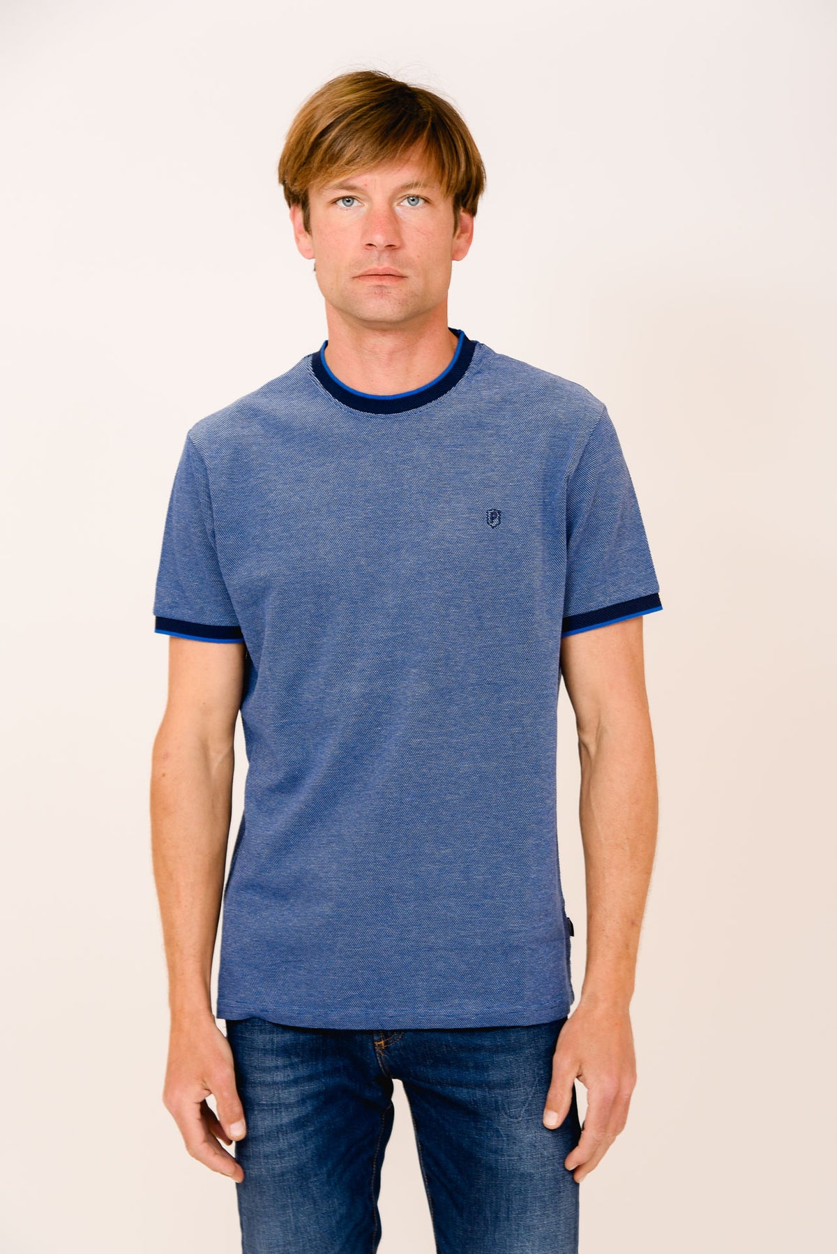 ΑΝΔΡΙΚΟ T-SHIRT PORTOBELLO'S ΜΠΛΕ ΤΖΙΝ ΜΕ ΛΕΠΤΟΜΕΡΕΙΕΣ ΜΠΛΕ ΣΤΟ ΓΙΑΚΑ ΚΑΙ ΤΑ ΜΑΝΙΚΙΑ