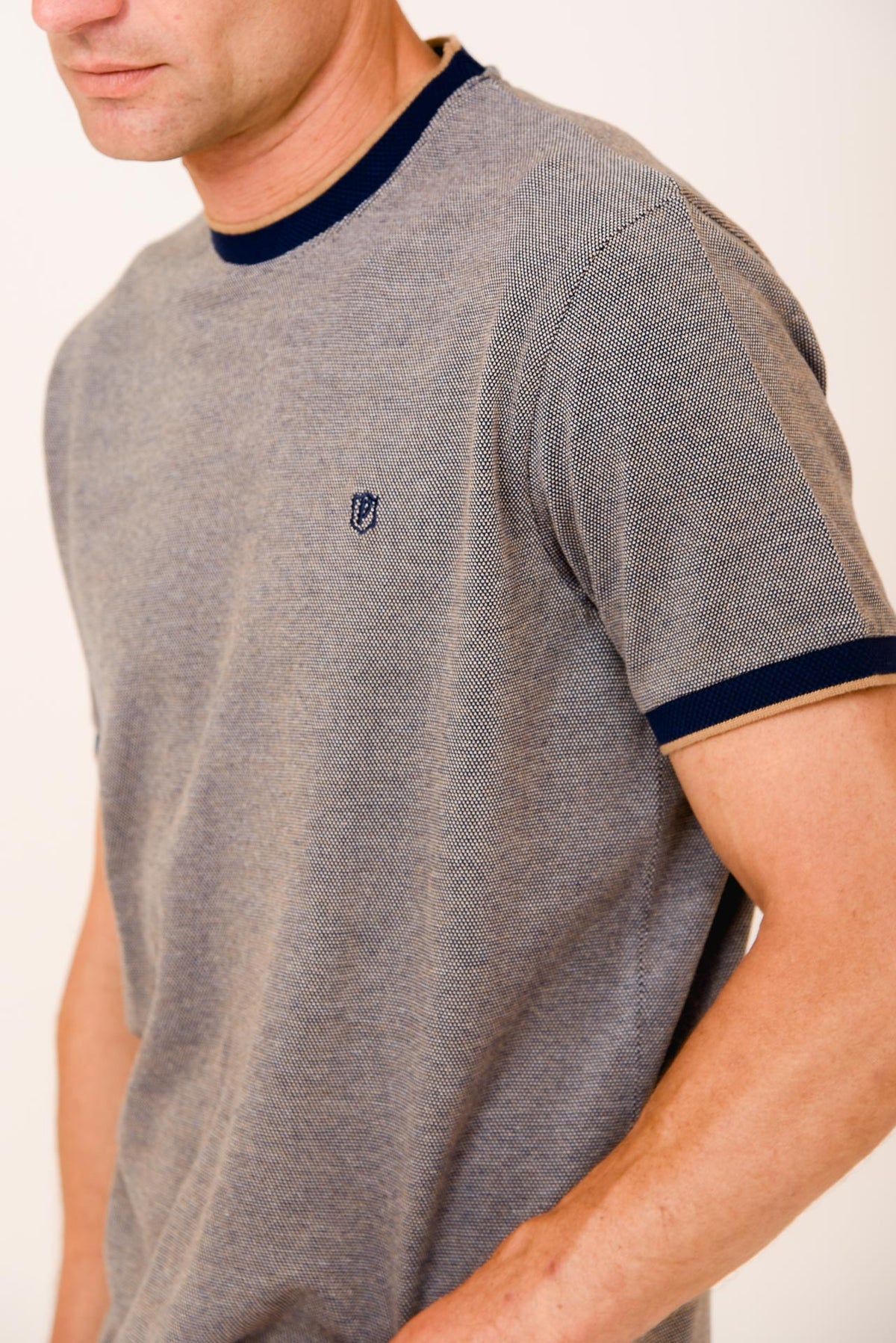 ΑΝΔΡΙΚΟ T-SHIRT PORTOBELLO'S ΜΠΕΖ ΜΠΛΕ ΜΕ ΛΕΠΤΟΜΕΡΕΙΕΣ ΣΤΟ ΛΑΙΜΟ ΚΑΙ ΤΑ ΜΑΝΙΚΙΑ