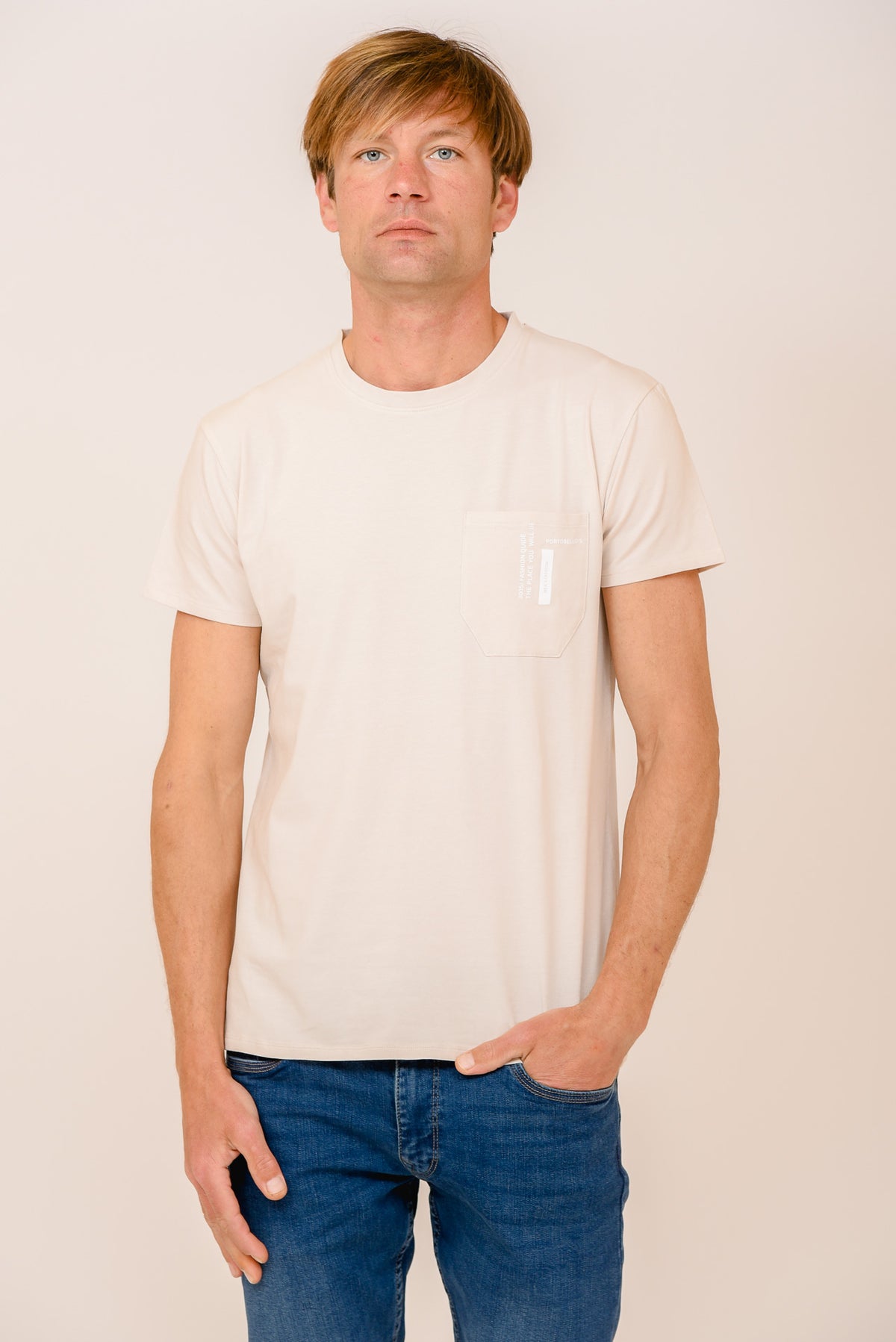 ΑΝΔΡΙΚΟ T-SHIRT PORTOBELLO'S ΓΚΡΙ ΜΠΕΖ ΜΕ ΣΤΑΜΠΑ ΣΤΗΝ ΤΣΕΠΗ ΣΤΟ ΣΤΗΘΟΣ