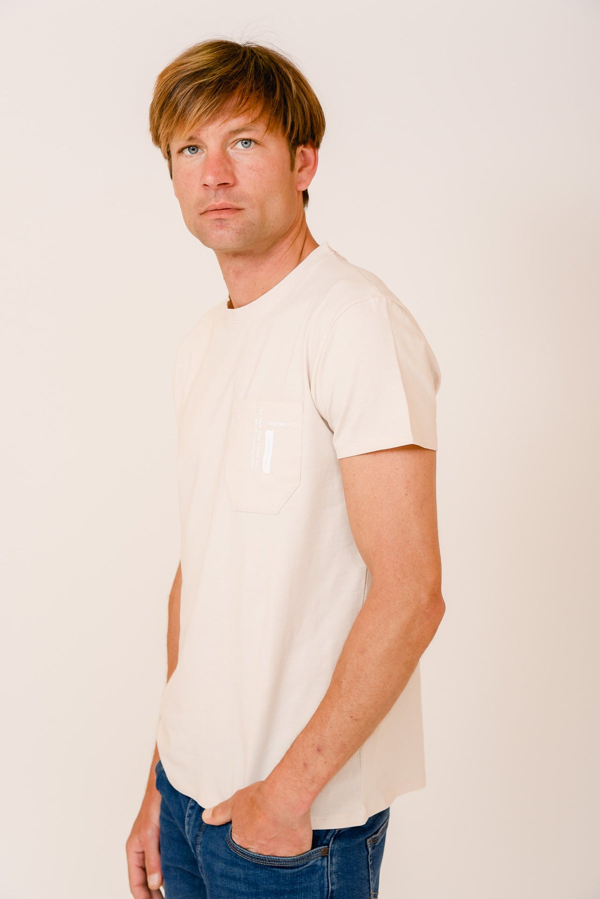 ΑΝΔΡΙΚΟ T-SHIRT PORTOBELLO'S ΓΚΡΙ ΜΠΕΖ ΜΕ ΣΤΑΜΠΑ ΣΤΗΝ ΤΣΕΠΗ ΣΤΟ ΣΤΗΘΟΣ