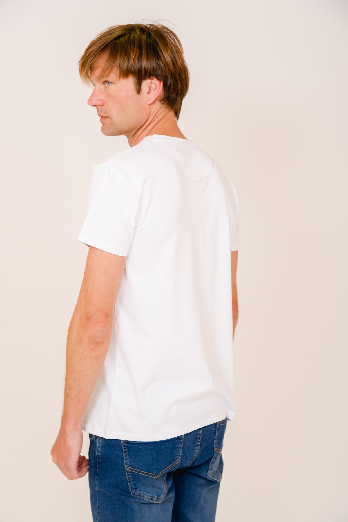 ΑΝΔΡΙΚΟ T-SHIRT PORTOBELLO'S ΛΕΥΚΟ ΜΕ ΣΤΑΜΠΑ ΣΤΗΝ ΤΣΕΠΗ ΣΤΟ ΣΤΗΘΟΣ