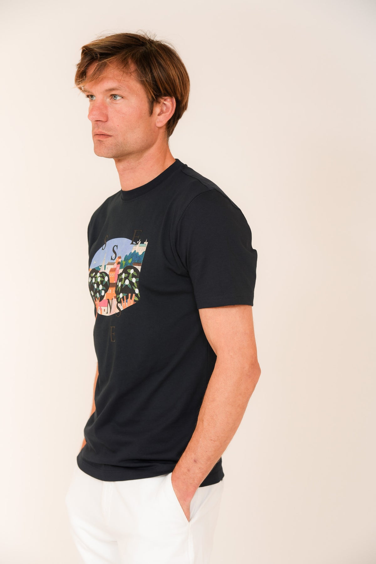 ΑΝΔΡΙΚΟ T-SHIRT ΜΠΛΕ ΣΚΟΥΡΟ ΜΕ ΣΤΑΜΠΑ ΣΕ REGULAR ΓΡΑΜΜΗ