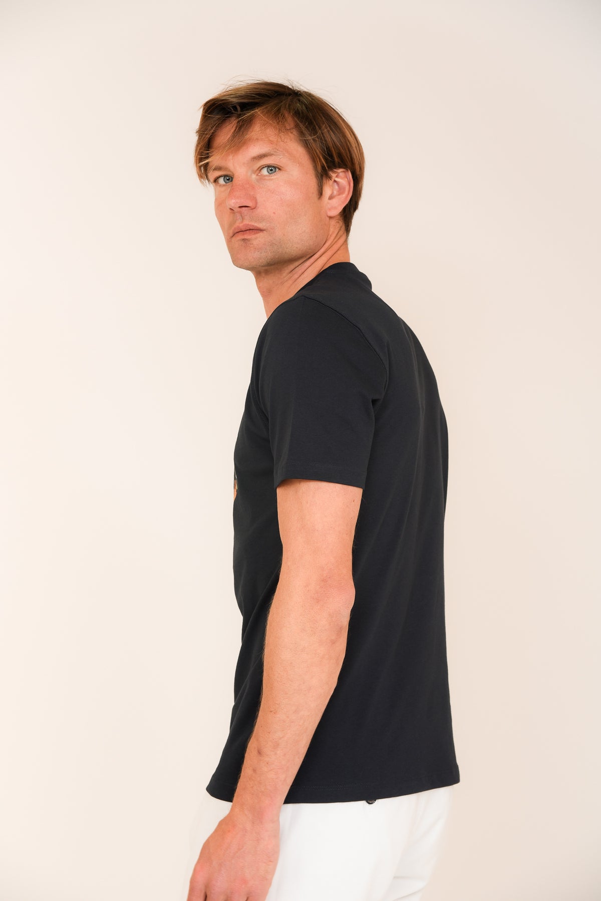ΑΝΔΡΙΚΟ T-SHIRT ΜΠΛΕ ΣΚΟΥΡΟ ΜΕ ΣΤΑΜΠΑ ΣΕ REGULAR ΓΡΑΜΜΗ
